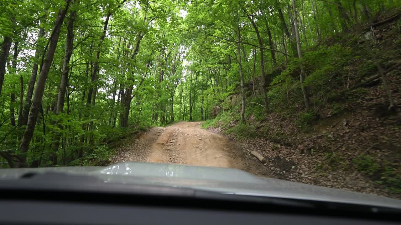 在风景秀丽的森林里沿着岩石道路行驶视频素材