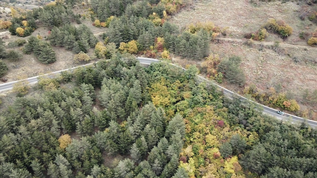 秋日夕阳下山谷蜿蜒的道路，跑车疾驰视频素材