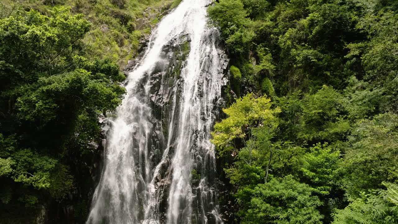 埃夫拉塔瀑布鸟瞰图。印度尼西亚苏门答腊。视频素材