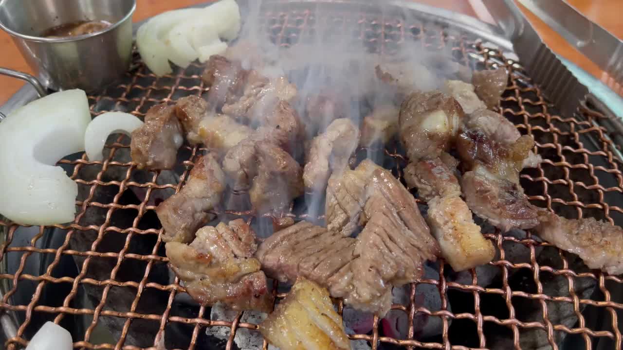 韩国的烤五花肉。视频素材