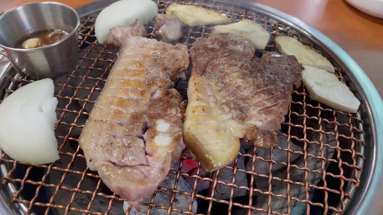 韩国的烤五花肉。视频素材