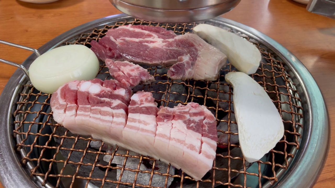 韩国的烤五花肉。视频素材