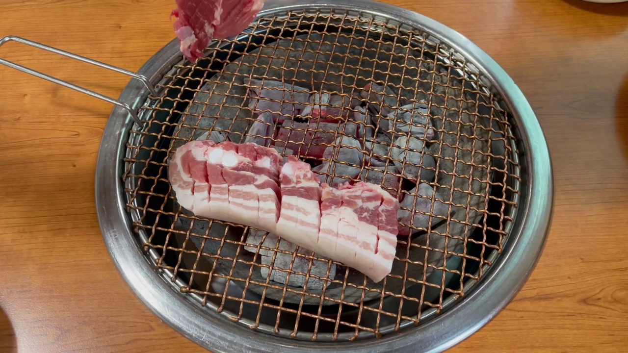 韩国的烤五花肉。视频素材