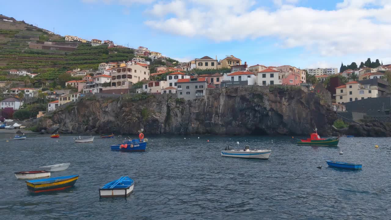 在马德拉岛海湾捕鱼的小船视频素材