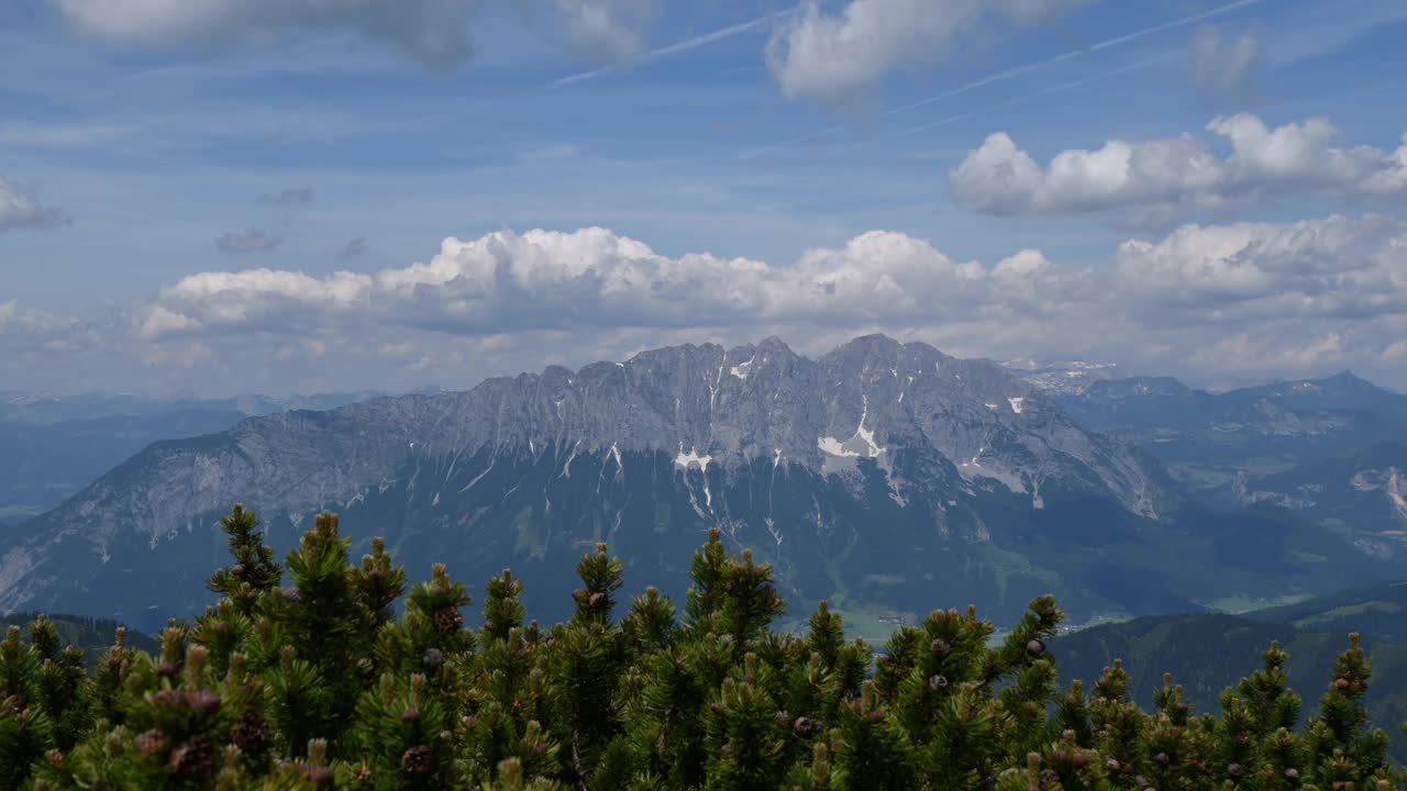 在冈佩内克(低牛头山)拍摄到恩斯特尔和格林明，斯蒂里亚视频素材