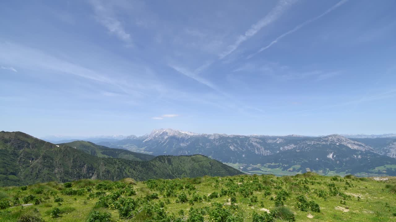 在Pleschnitzzinken拍摄的全景图，在施蒂里亚施拉德明格陶恩的恩斯特尔的达赫施泰因和格林明视频素材