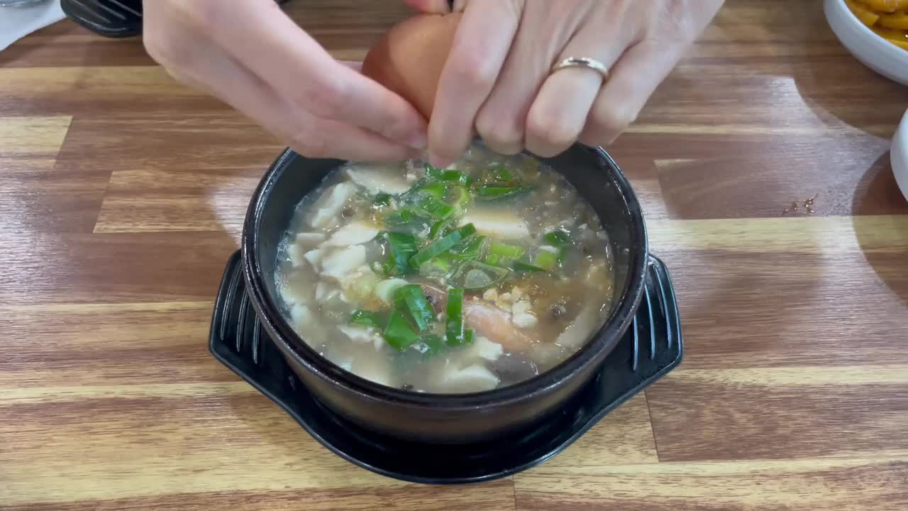 炖软豆腐(sundubu jjigae)视频素材