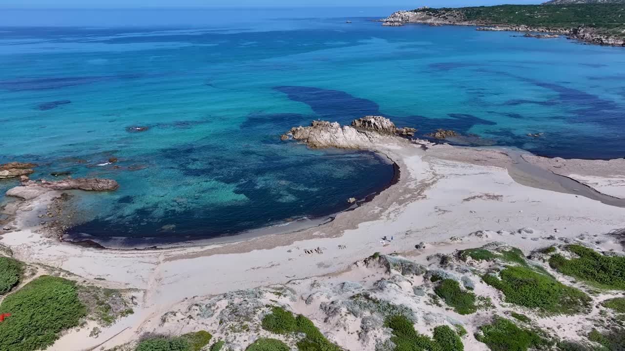 意大利撒丁岛加卢拉的Rena Majori海滩视频素材