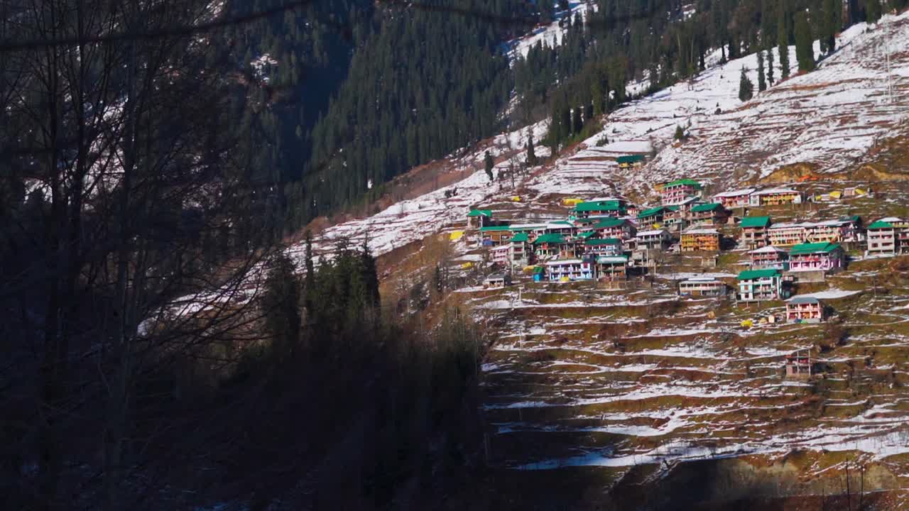 印度喜马偕尔邦马纳里附近的索朗村，雪后山村里的传统喜马偕尔房屋。雪后的索朗山谷村庄。自然背景视频素材