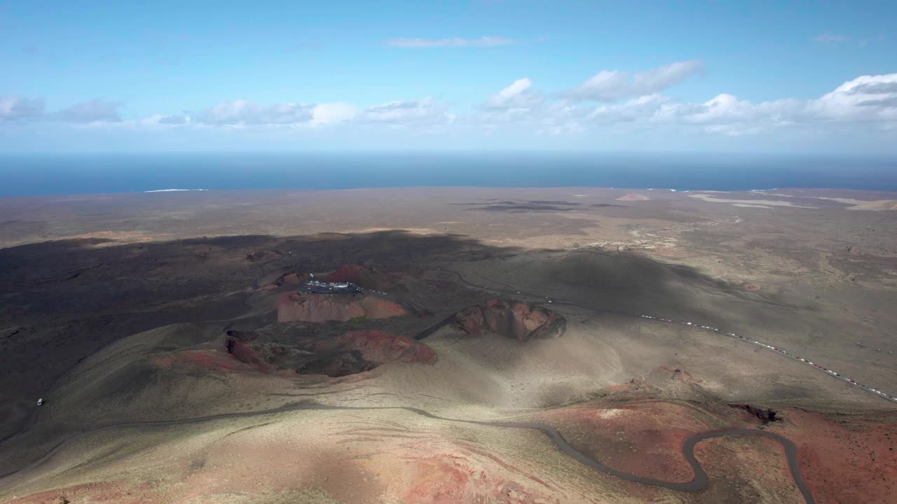 西班牙兰萨罗特岛提曼法亚自然公园火山的无人机航拍画面。视频素材