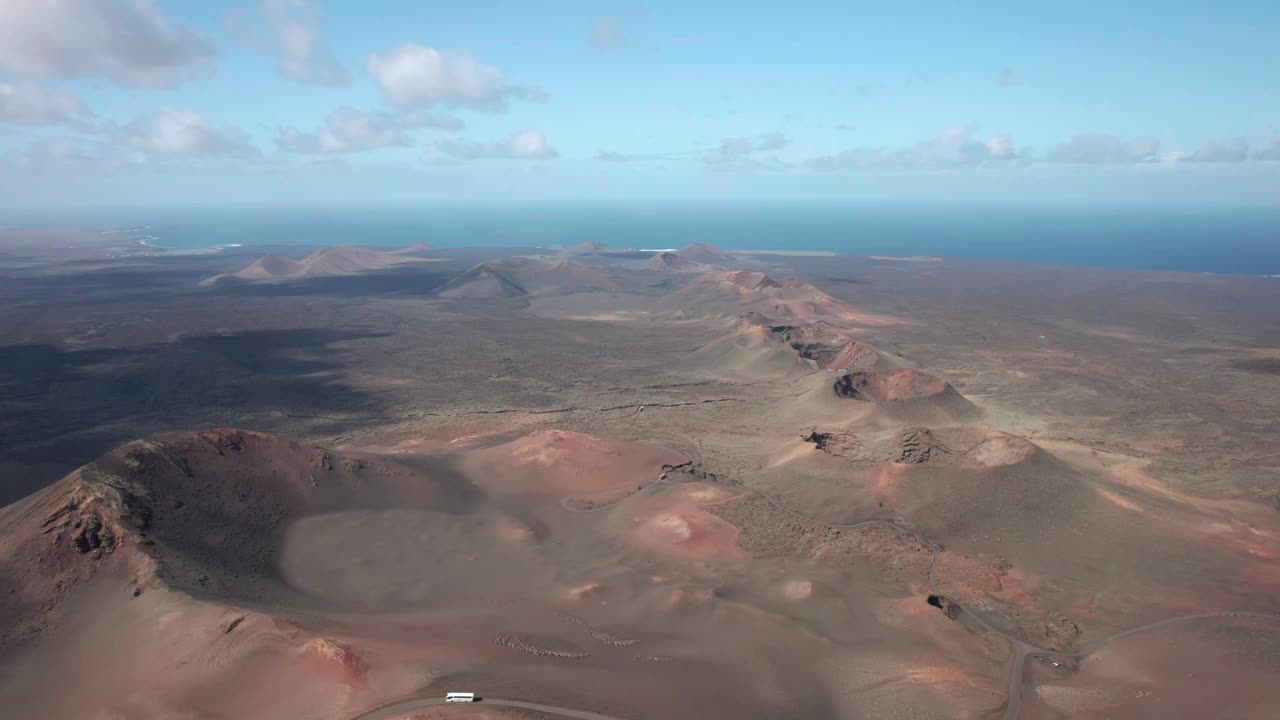 西班牙兰萨罗特岛提曼法亚自然公园火山的无人机航拍画面。视频素材