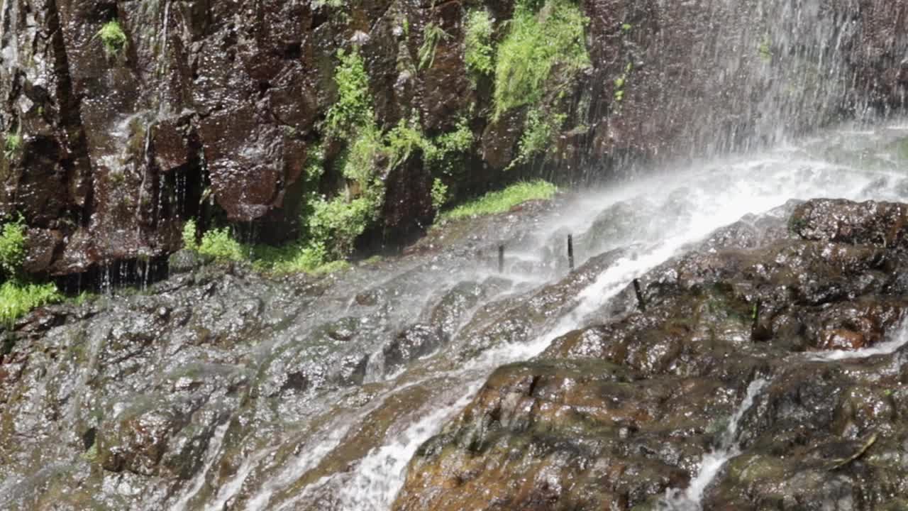 令人惊叹的瀑布与岩石和崎岖的地形，水流从上面的岩石落在石头上视频素材