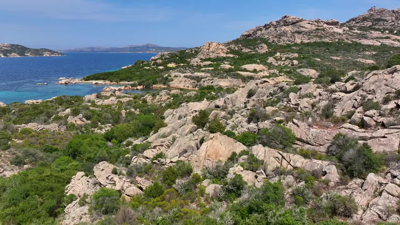 意大利撒丁岛加卢拉的帕劳海岸线悬崖视频素材