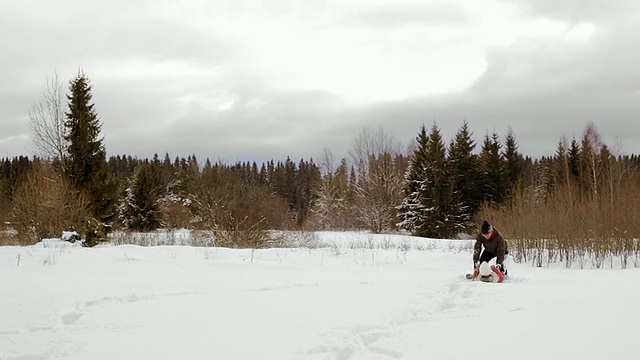 一对夫妇在雪中玩耍视频素材