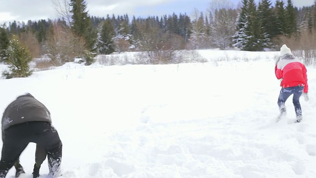 夫妻打雪仗视频素材