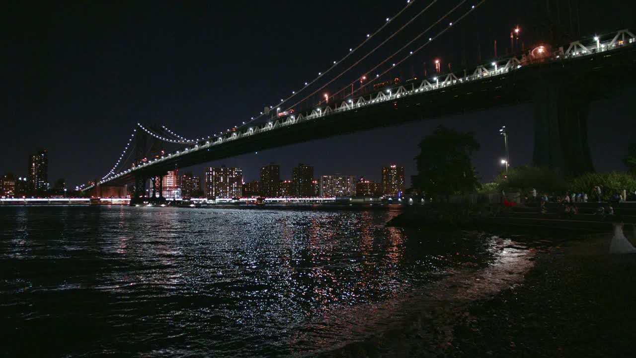 布鲁克林大桥夜景与水视频素材