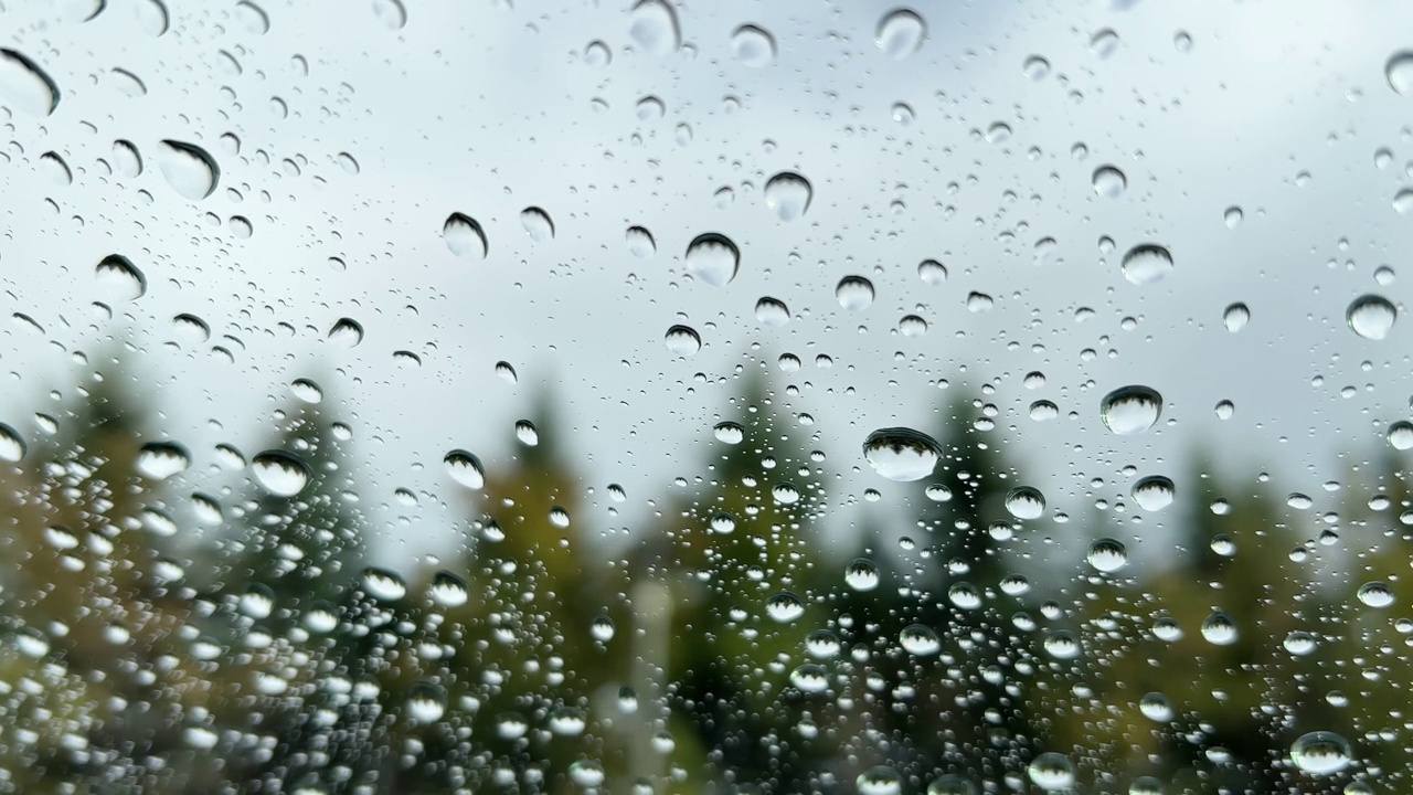 雨滴落在车窗上视频下载