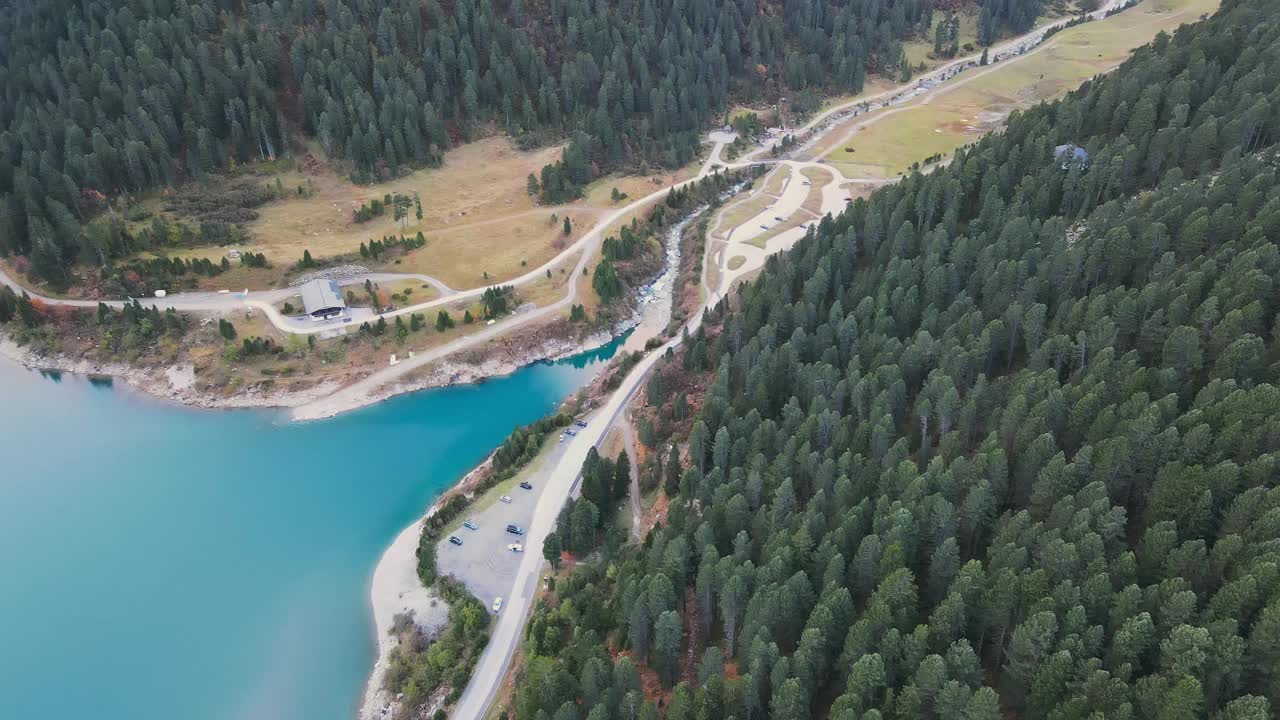 鸟瞰图，Valvestino湖Valvestino的Diga di Ponte Cola大坝。群山之间美丽的湖泊视频素材