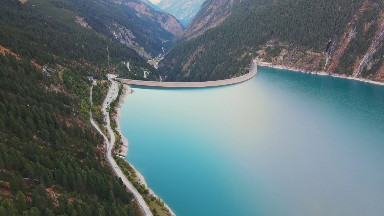 鸟瞰图，Valvestino湖Valvestino的Diga di Ponte Cola大坝。群山之间美丽的湖泊视频素材