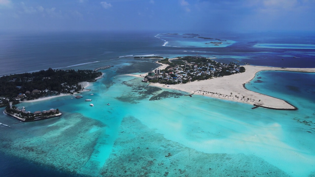 一架拍摄无人机飞向马尔代夫的Kandoomaa Fushi(左)和Guraidhoo(右)群岛视频素材