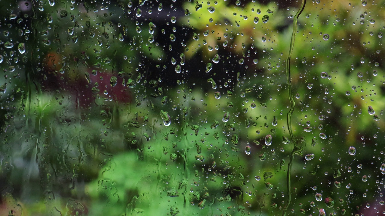 雨滴打在玻璃窗上视频下载