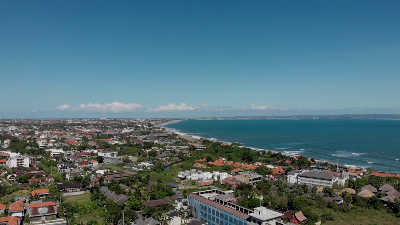 鸟瞰图亚洲村沧谷在海湾与房屋，当地建筑，寺庙和绿色植物。巴厘岛,印度尼西亚。高品质4k画面视频下载