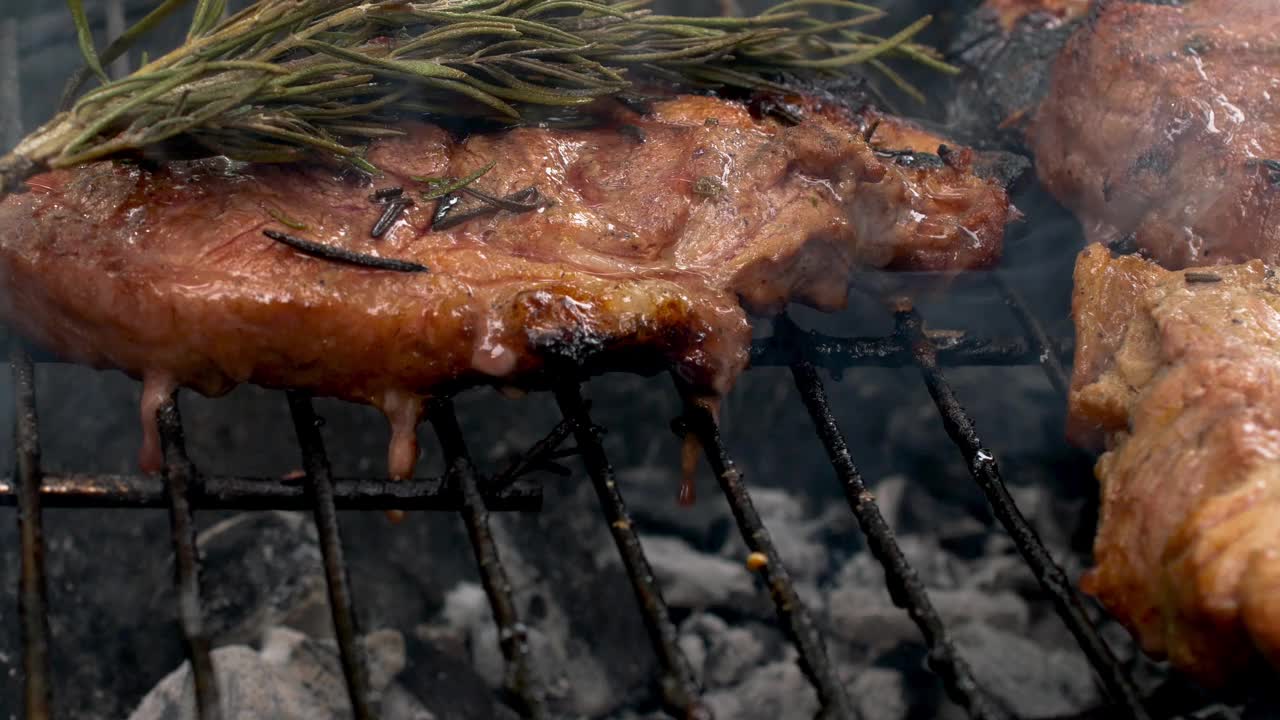 多汁猪肉牛排配香槟酒，在热炭上烤至完美。视频素材