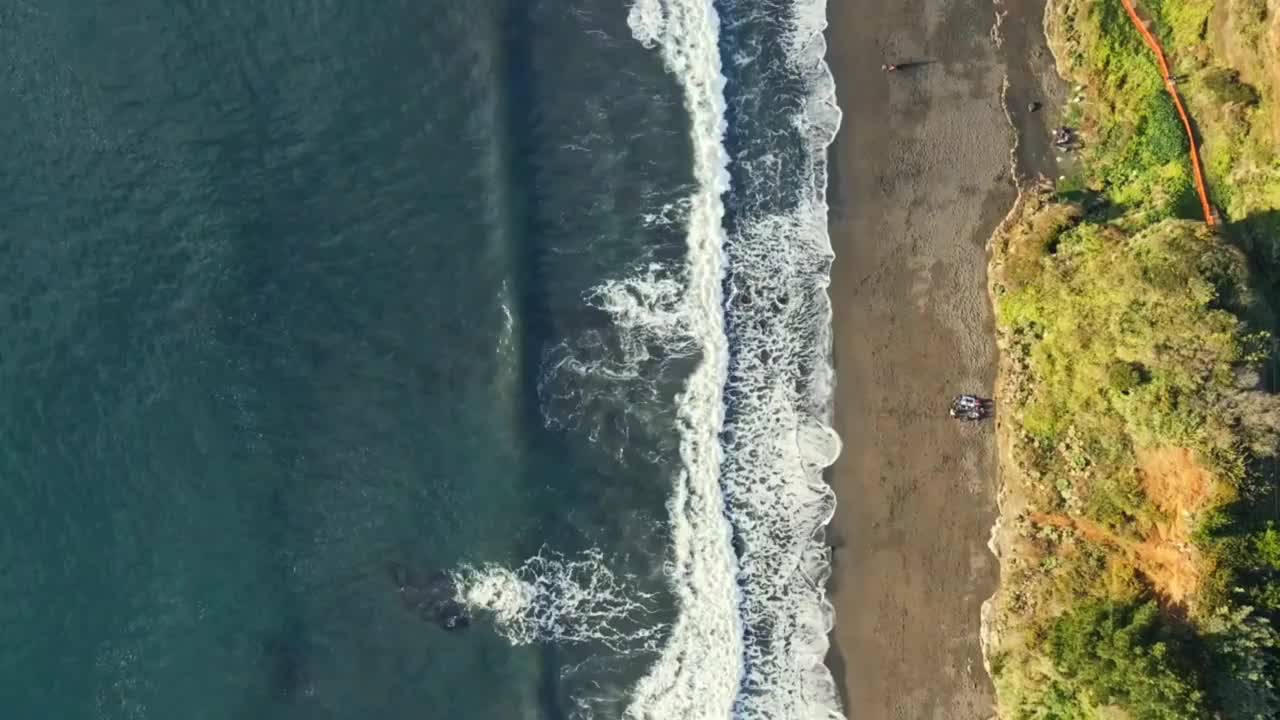 从空中俯瞰海岸和汹涌的海浪视频下载