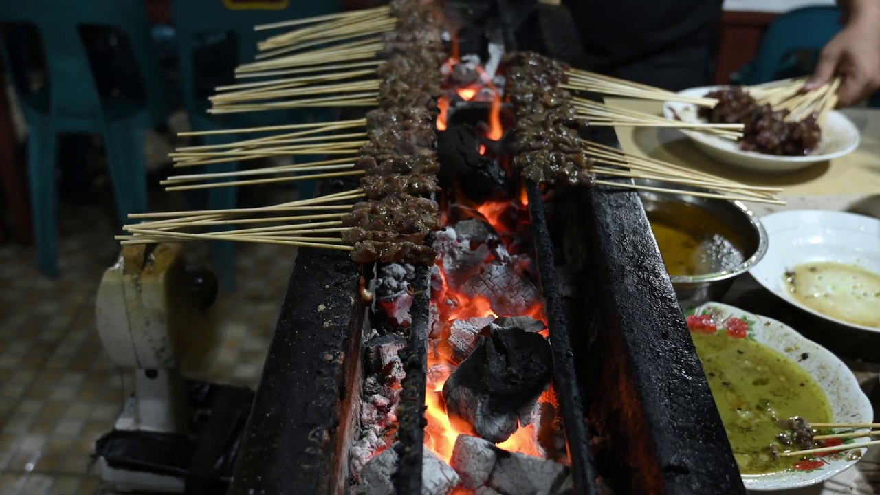 印尼亚齐的传统食物沙爹羊肉和沙爹牛肉视频素材