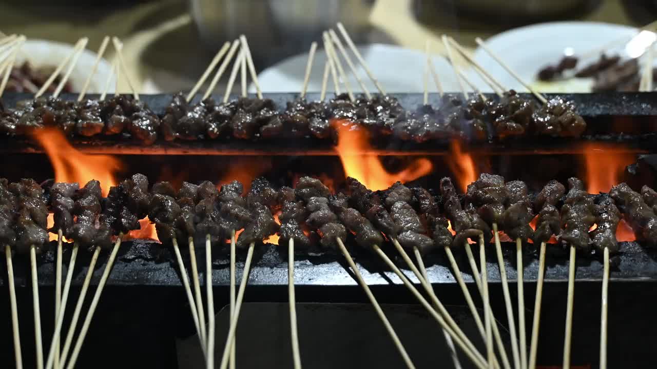 印尼亚齐的传统食物沙爹羊肉和沙爹牛肉视频素材