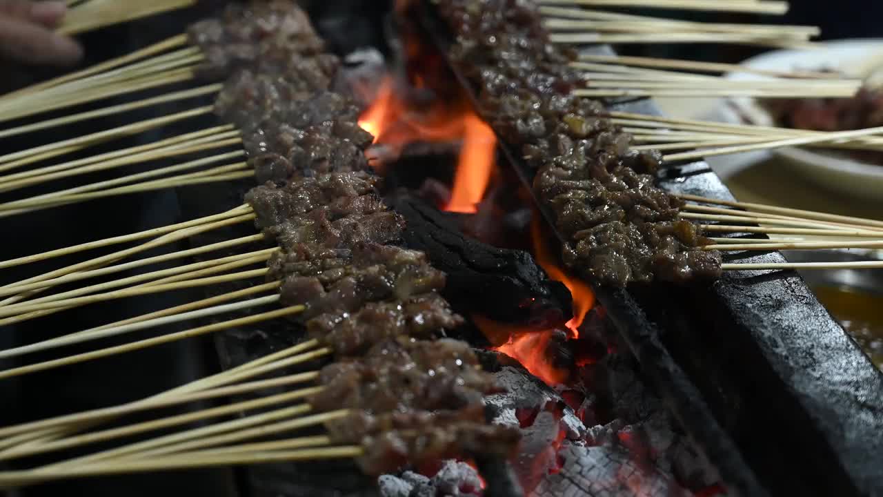 印尼亚齐的传统食物沙爹羊肉和沙爹牛肉视频素材