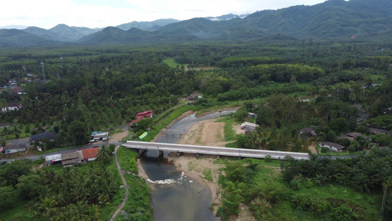 泰国河流上的桥梁上的道路俯视图视频素材