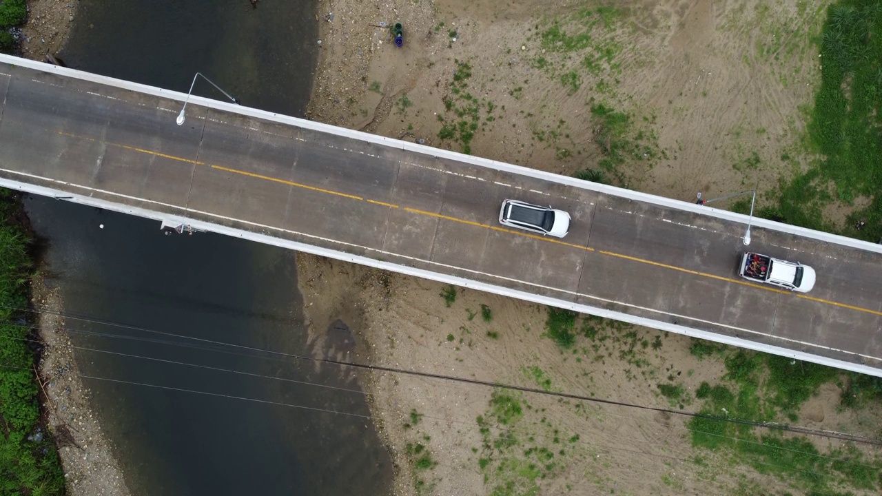 泰国河流上的桥梁上的道路俯视图视频素材