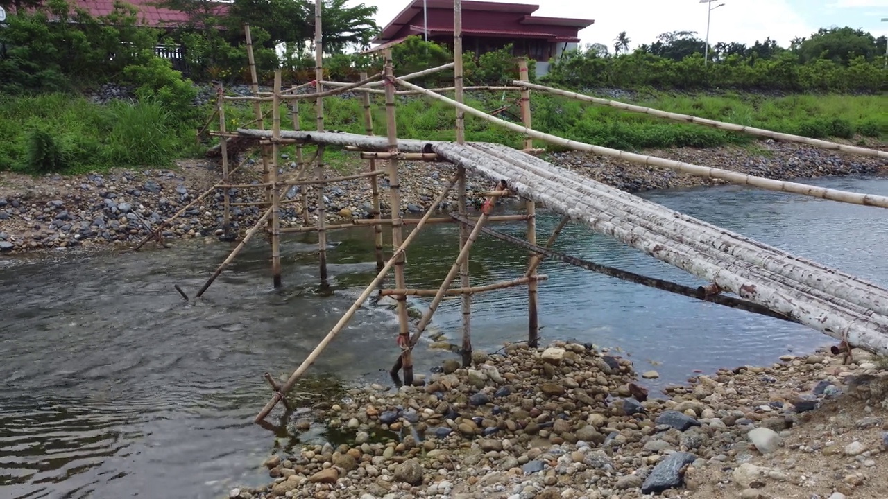 泰国河流上的桥梁上的道路俯视图视频素材