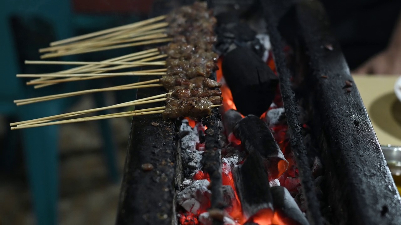 印尼亚齐的传统食物沙爹羊肉和沙爹牛肉视频素材