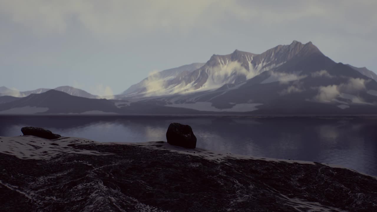 挪威峡湾的景观，有雪山和岩石视频素材