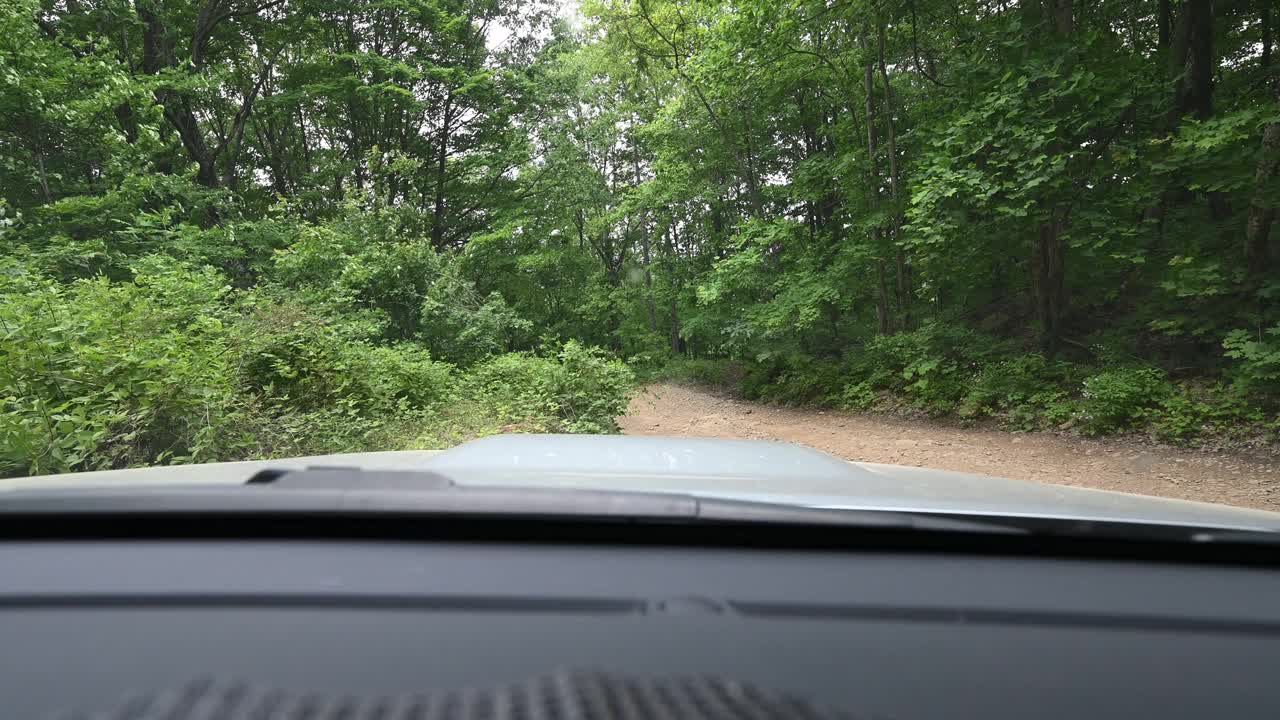 越野与全地形车在岩石道路在山上视频素材