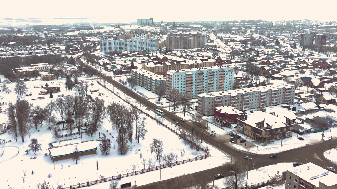 白雪皑皑的小镇上的居民楼和抽烟的烟斗视频素材