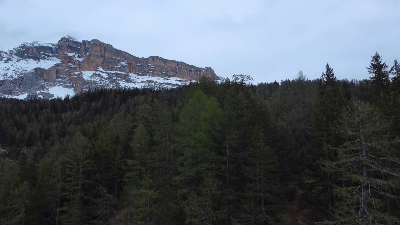 阿尔塔巴迪亚雪山鸟瞰图视频素材