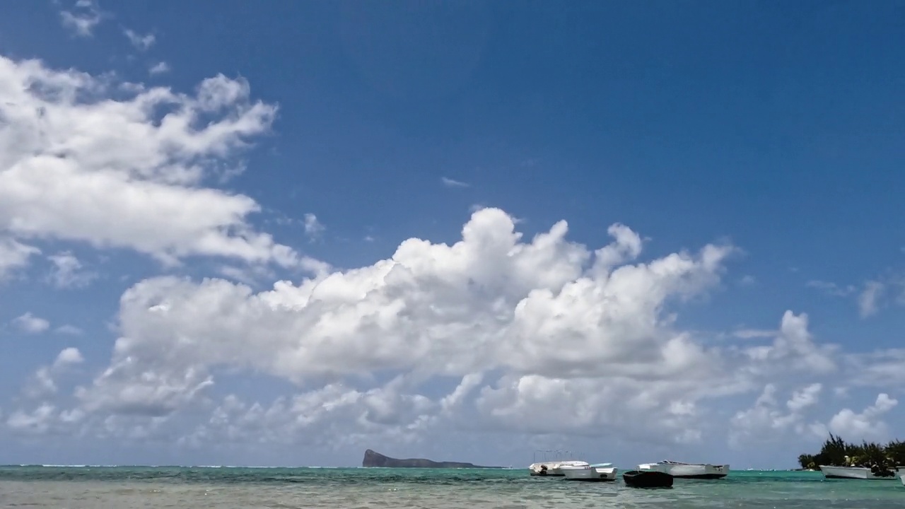 随着时间推移的海洋景观与船和云视频素材