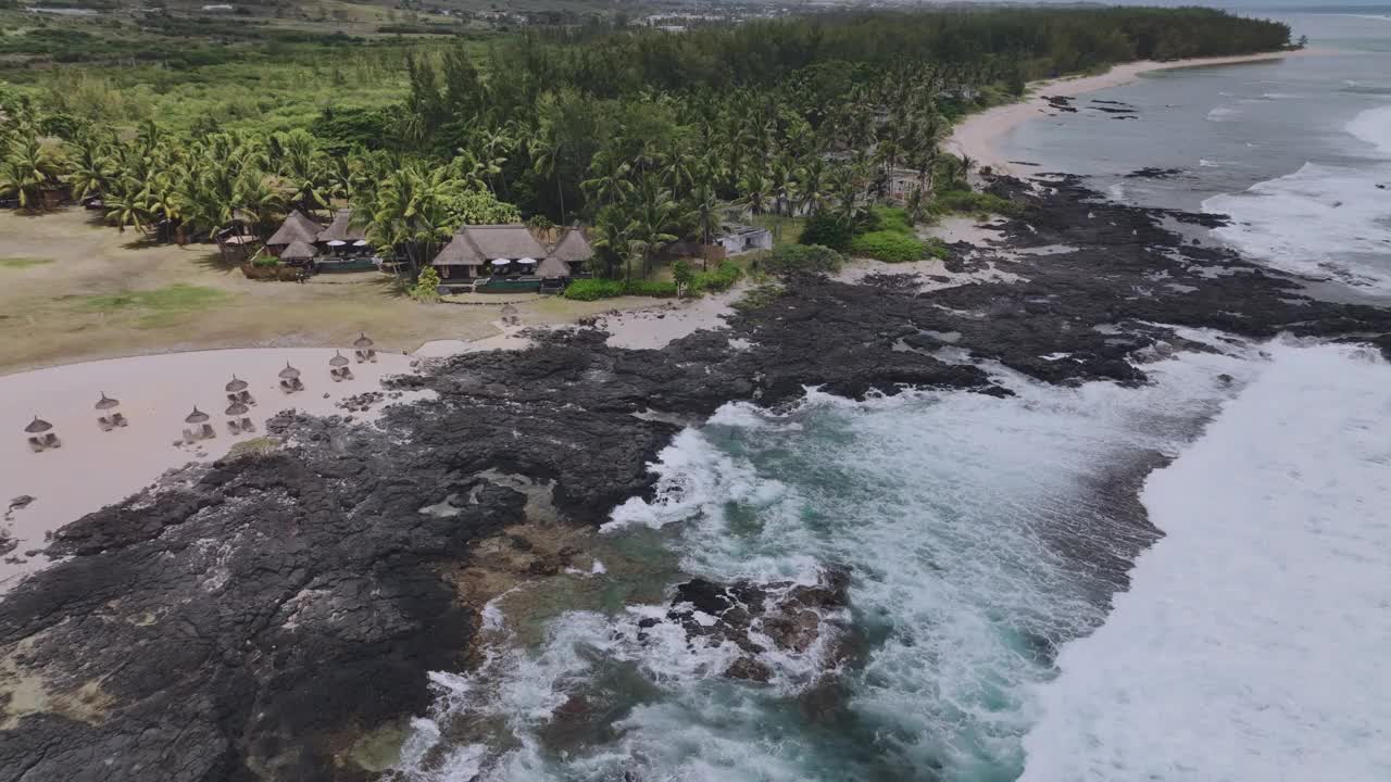 在毛里求斯充满异国情调的海岸，有游泳池的别墅视频素材