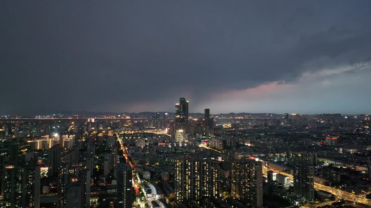 城市里的暴风雨和雷击视频素材