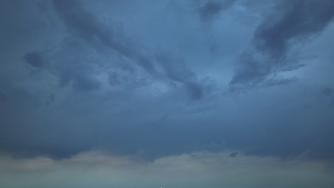 城市里的暴风雨和雷击视频素材