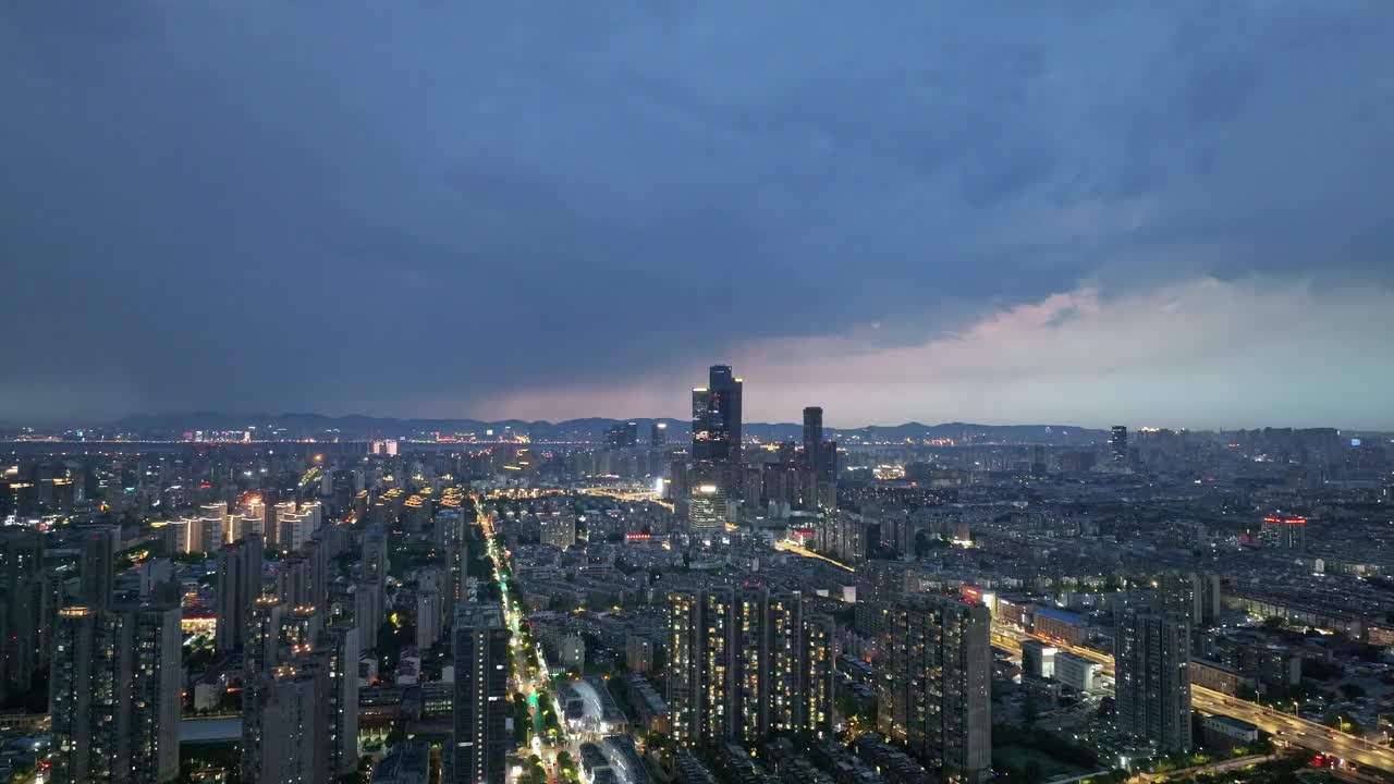 城市里的暴风雨和雷击视频素材