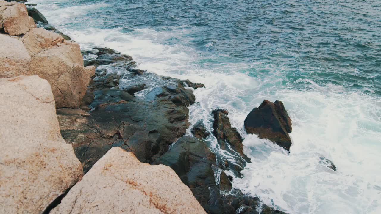 美丽的海浪冲击岩石海岸，哈利法克斯，新斯科舍省，加拿大视频素材