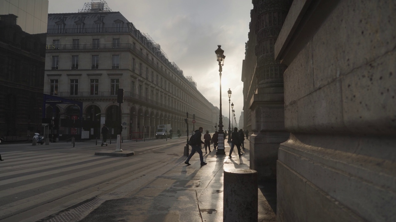 巴黎，法国——人们通勤，汽车，自行车在Rue De Rivoli街早晨温暖的日出视频素材