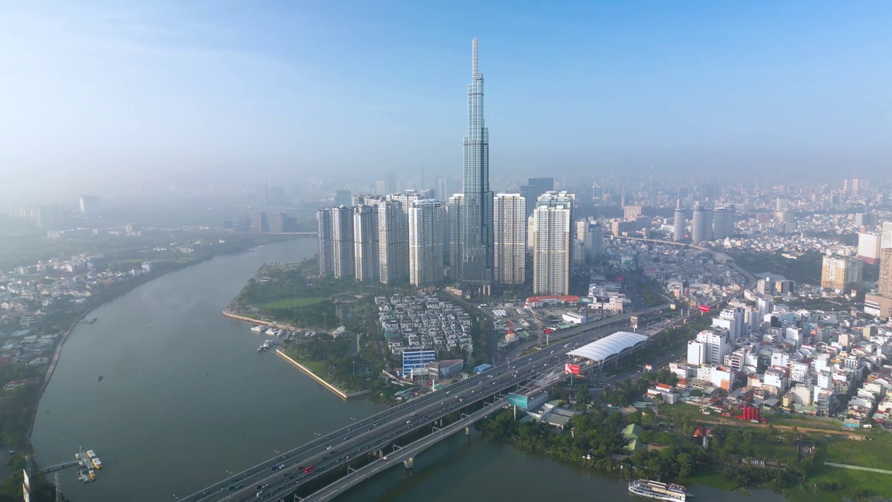 地标81号的鸟瞰图-这是一座超高层摩天大楼和西贡大桥，沿着西贡河的发展建筑，早晨的城市景观视频素材