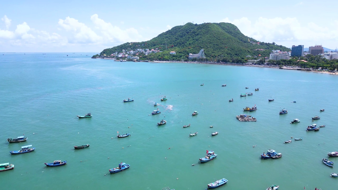 云头市的空中有美丽的日落和许多船只。从上面俯瞰云头海岸全景，海浪、海岸线、街道、椰子树和越南的涛峰山。视频下载