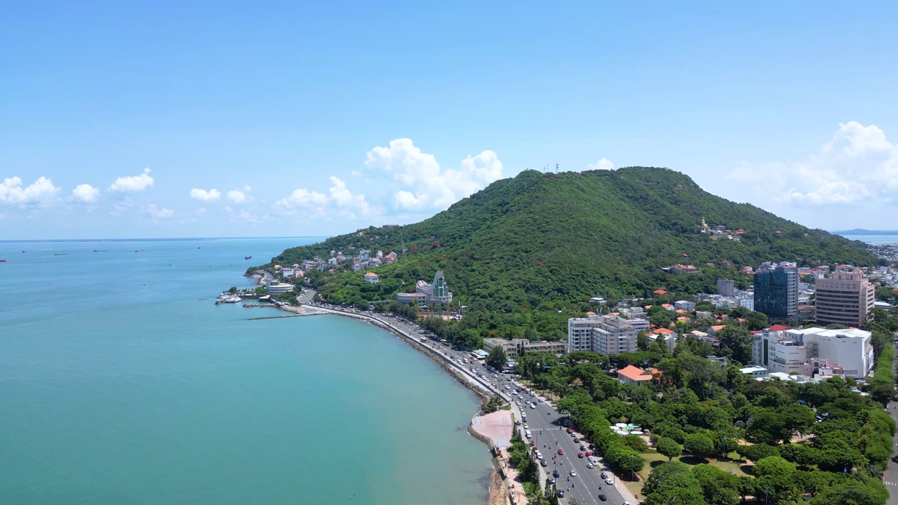 云头市的空中有美丽的日落和许多船只。从上面俯瞰云头海岸全景，海浪、海岸线、街道、椰子树和越南的涛峰山。视频下载