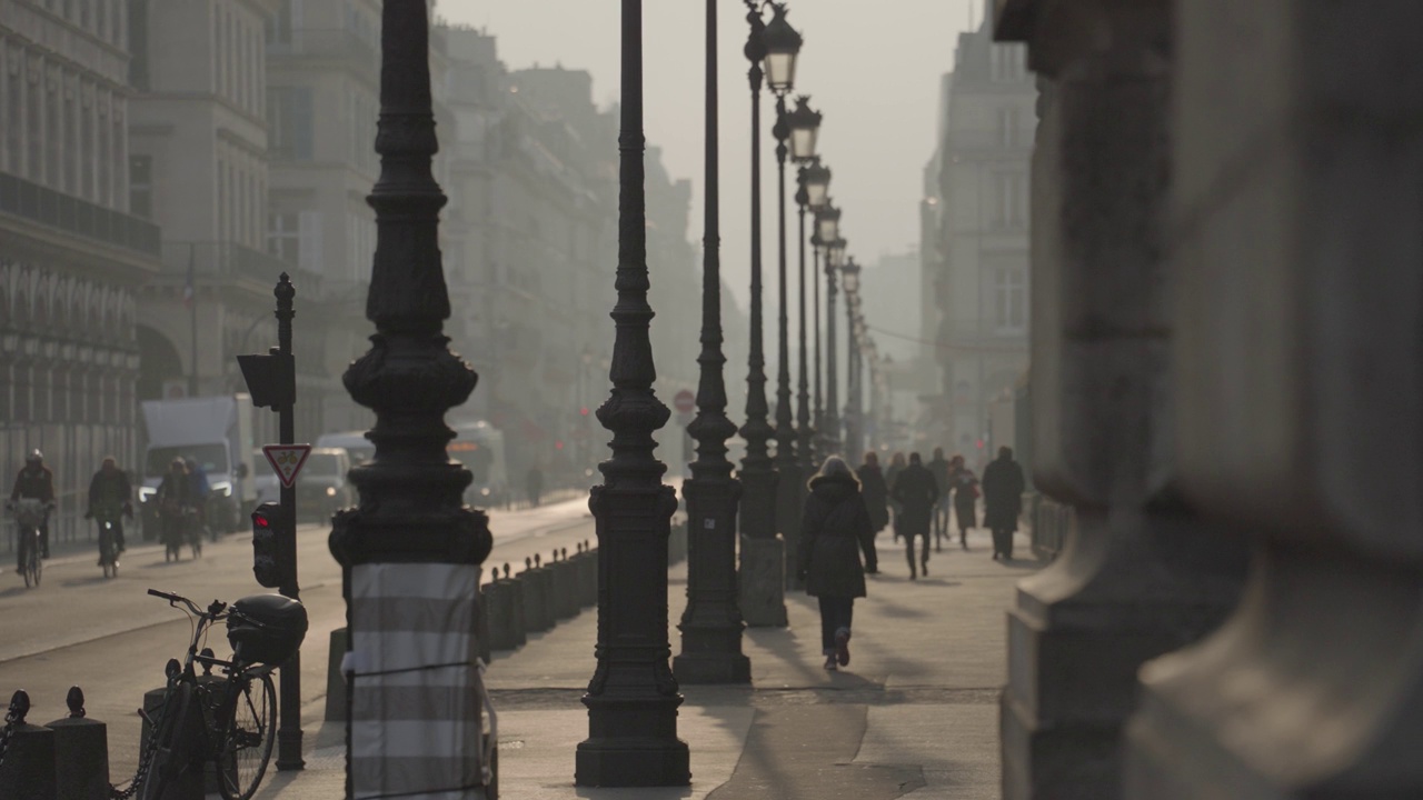 巴黎，法国——人们通勤，汽车，自行车在Rue De Rivoli街早晨温暖的日出视频素材